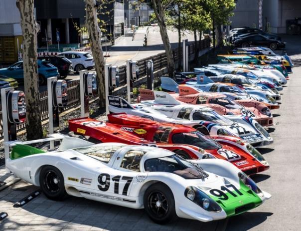 Aufgereiht wie einst 1969, als insgesamt 25 für die Homologation notwendigen 917-Exemplare vor dem Werk 1 für die Vertreter der Motorsportbehörden aufgebaut wurden.